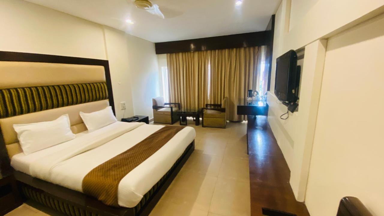 Hotel Landmark Csandígarh Kültér fotó
