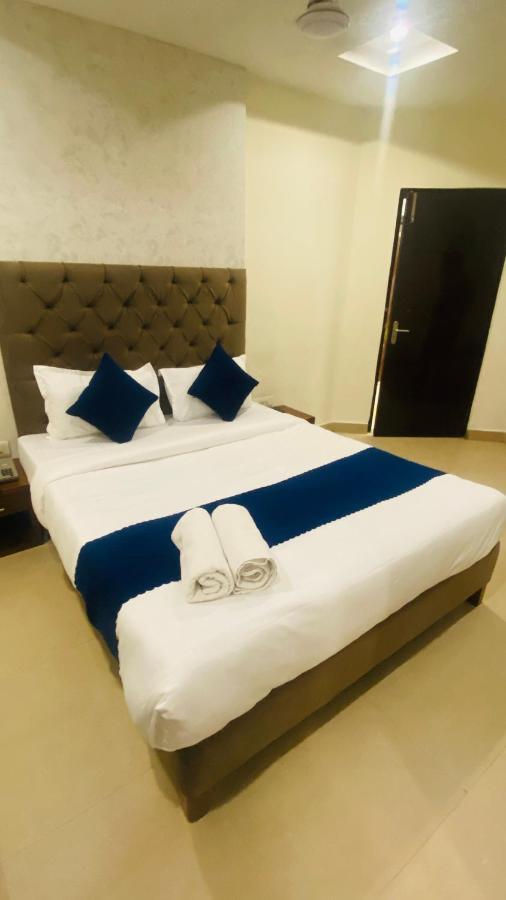 Hotel Landmark Csandígarh Kültér fotó