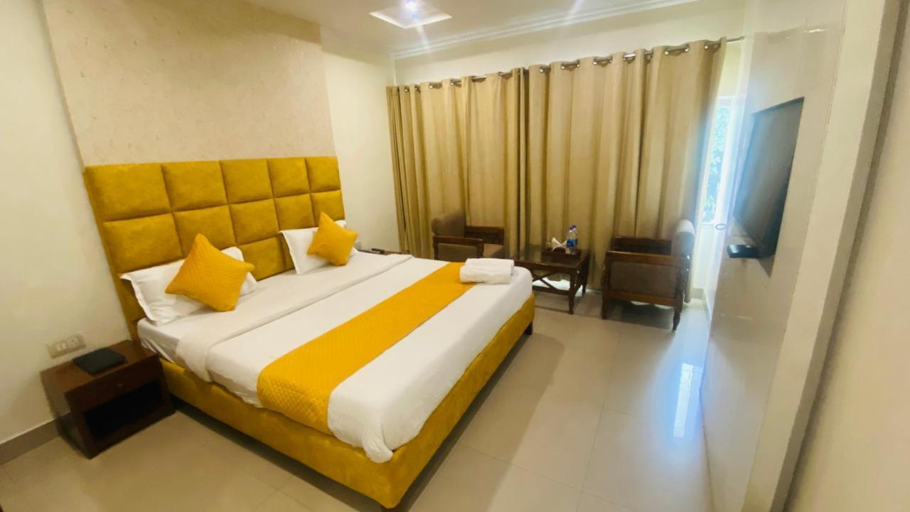 Hotel Landmark Csandígarh Kültér fotó