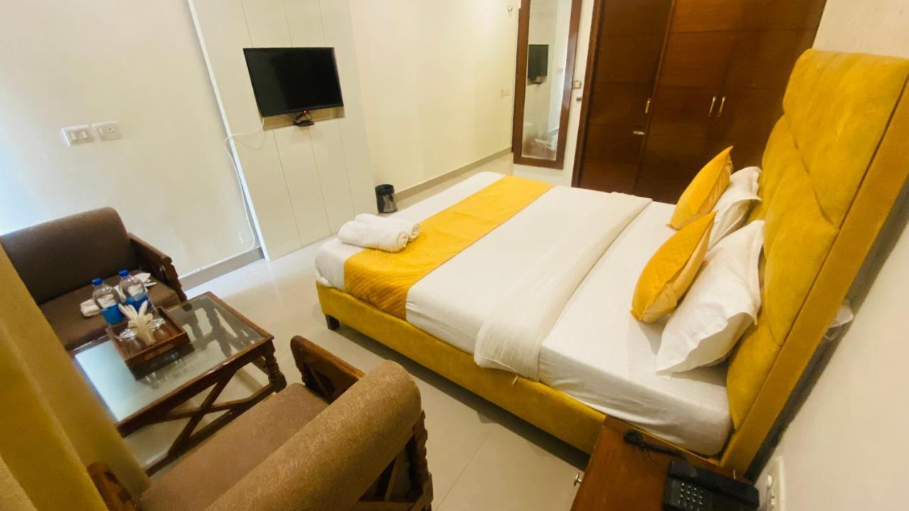 Hotel Landmark Csandígarh Kültér fotó