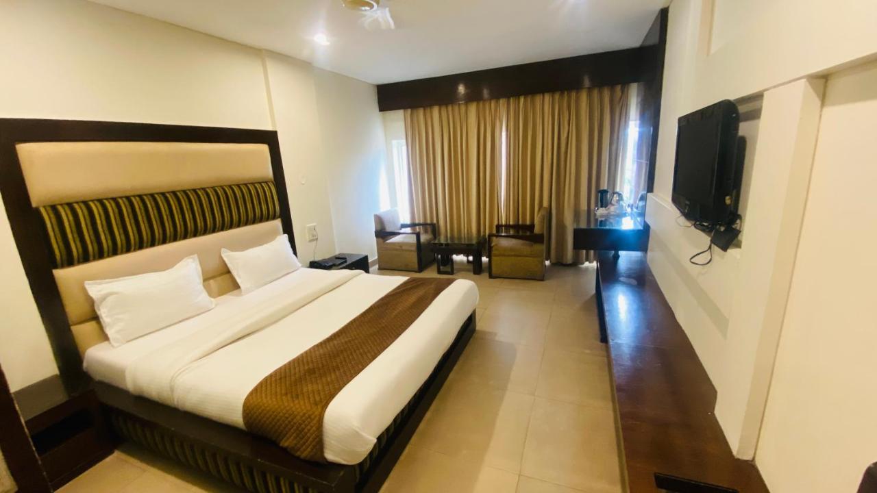 Hotel Landmark Csandígarh Kültér fotó