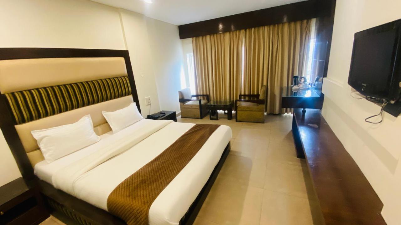 Hotel Landmark Csandígarh Kültér fotó