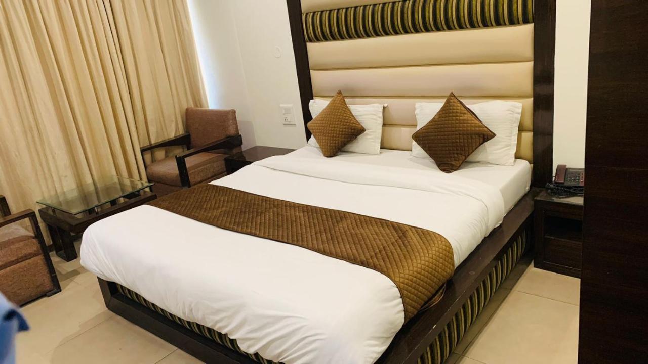 Hotel Landmark Csandígarh Kültér fotó